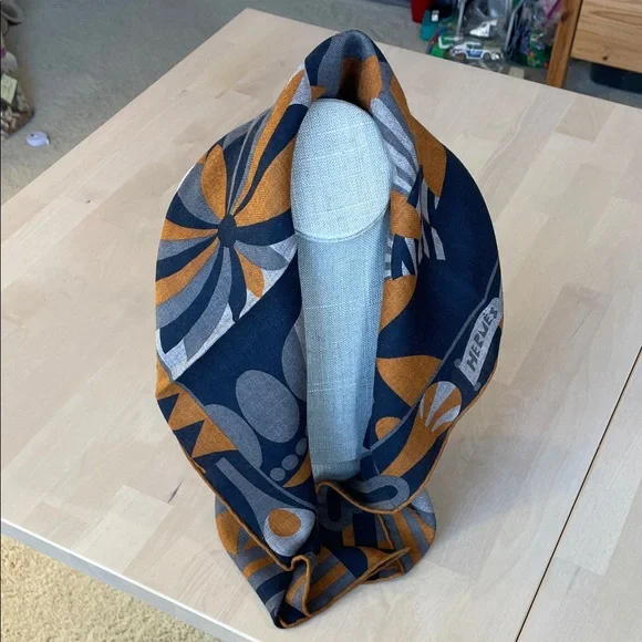 NWT Auth. Hermès 65 cm Cashmere/Silk Scarf “Parade en Fanfare” - Picture 13 of 13